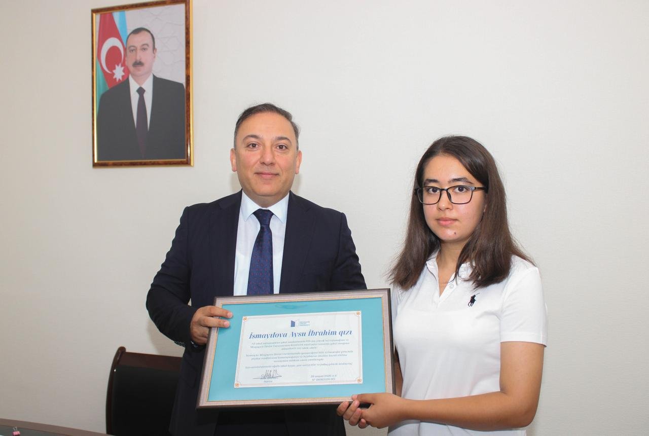 Rektor Anar Eminov 626 balla MDU-ya qəbul olunan tələbə ilə görüşüb